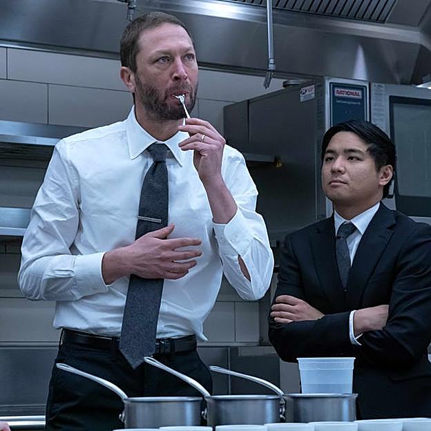 Richie, con corbata y camisa blanca, degustando su futuro en el séptimo capítulo de la segunda temporada de The Bear