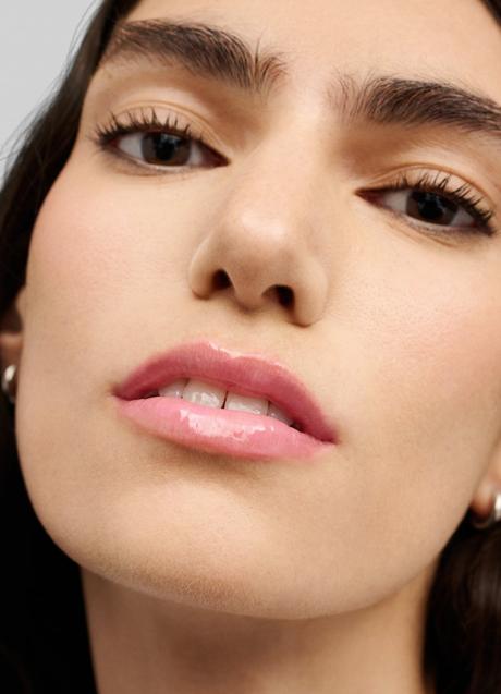 Imagen - Una modelo con el nuevo aceite de labios de Zara. Foto: Zara.