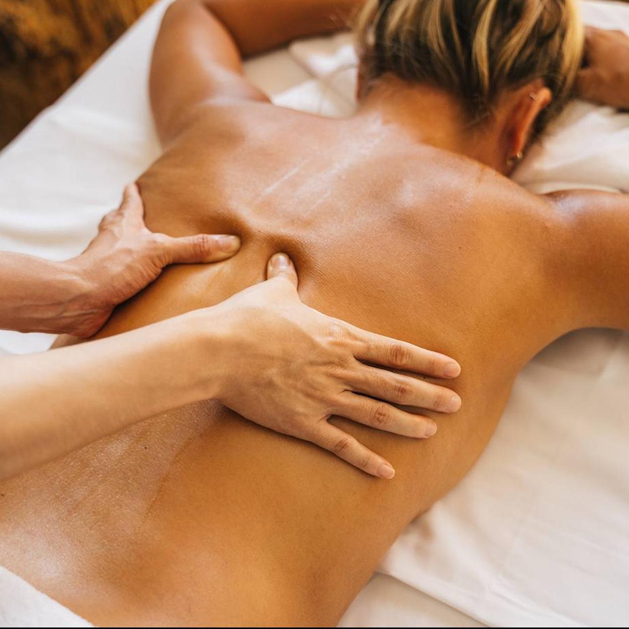 Profesional haciendo masaje ayurvédico a una mujer