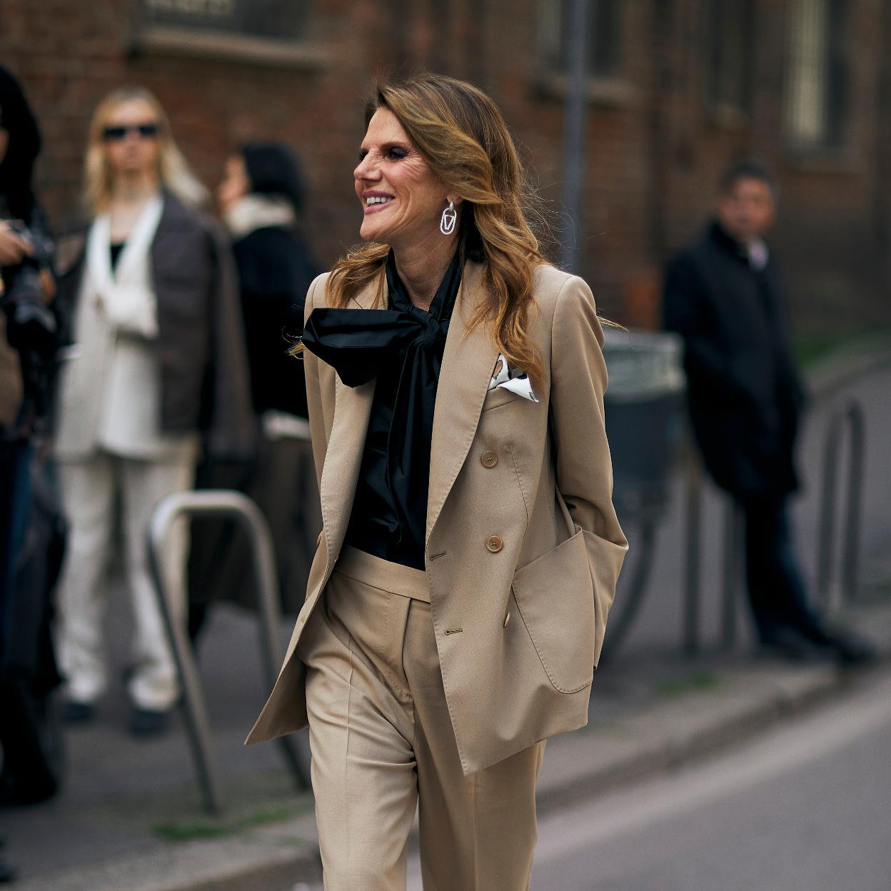Una mujer con blazer.