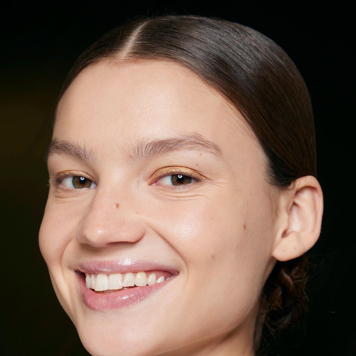 Una mujer con un peinado pulido.