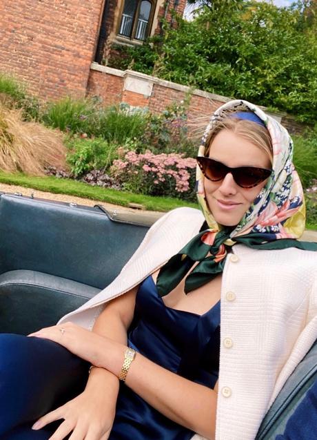 Imagen - Flora Ogilvy con un pañuelo en la cabeza. Foto: @floravesterberg