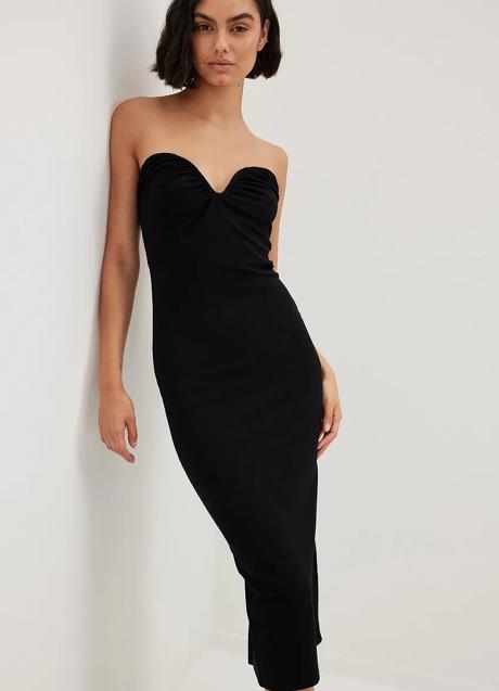 Imagen - Vestido con escote corazón en negro de Na-kd. Foto: Na-kd.