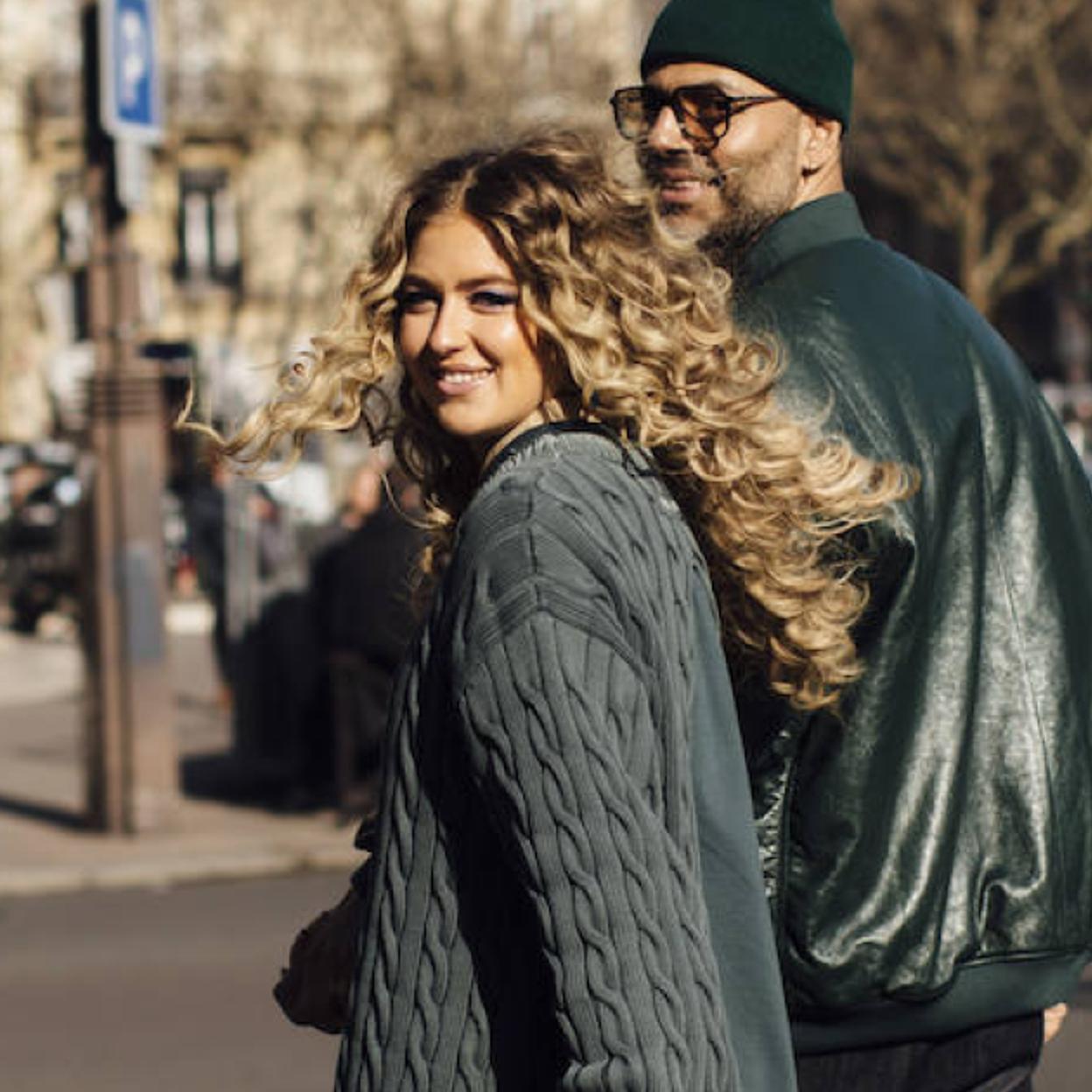 Influencer con pelo rizado