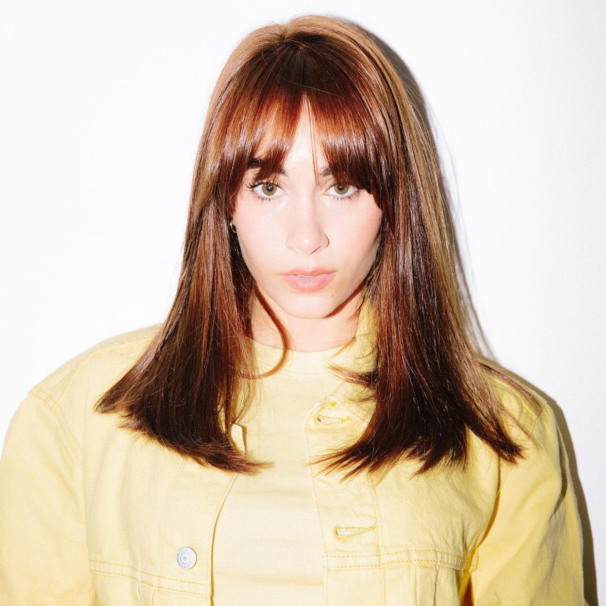 Aitana con pelo liso