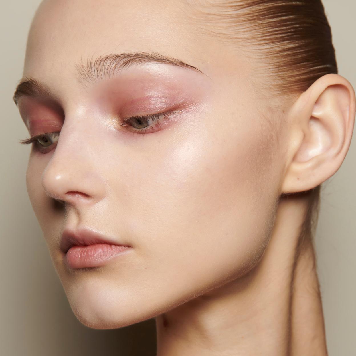 Una modelo con una sombra de ojos natural.