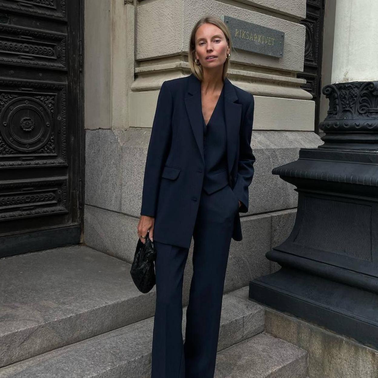 La influencer lleva un traje de tres piezas elegante