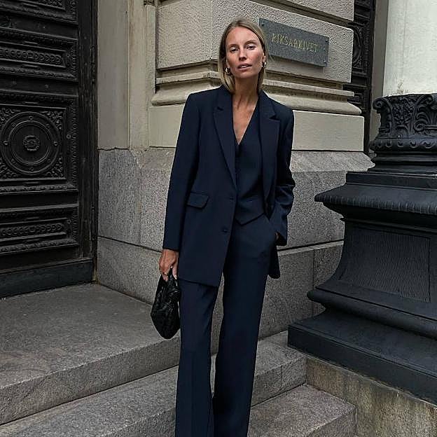 Trajes de tres piezas, el look todoterreno esencial de las más elegantes para otoño