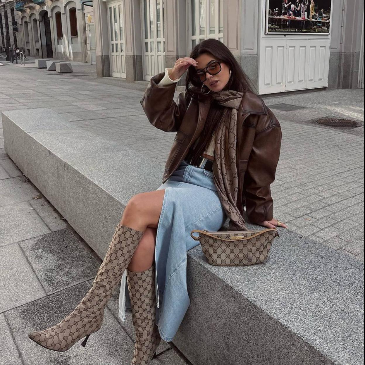 La influencer lleva un bolso momogram tendencia