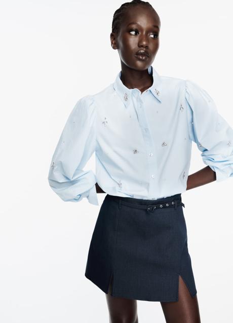 Imagen - Camisa azul con detalles joya de Zara (35,95 euros)