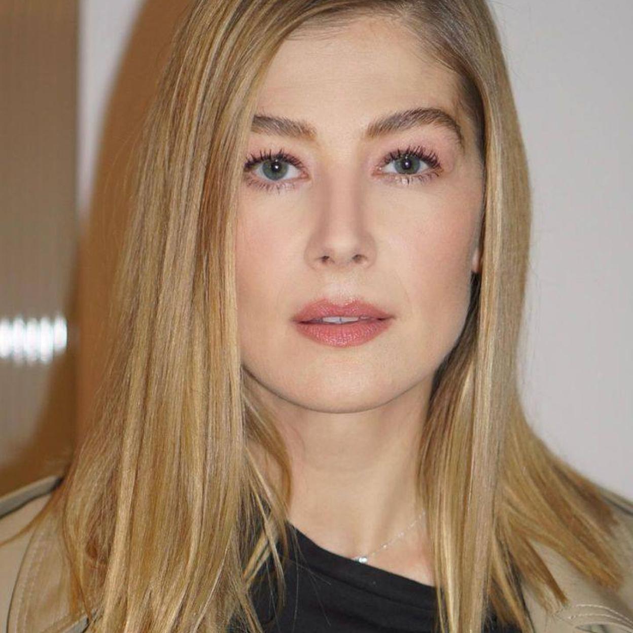 La actriz Rosamund Pike con piel lisa y uniforme