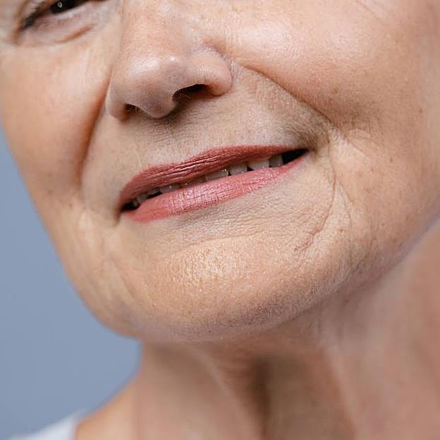 Mujer con líneas de expresión en la boca