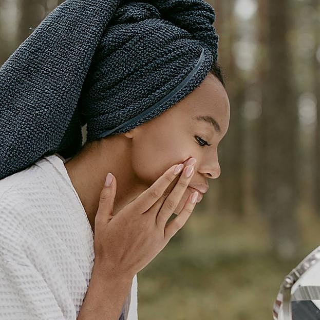 Mujer aplicando tratamiento para eliminar las líneas de expresión de la boca