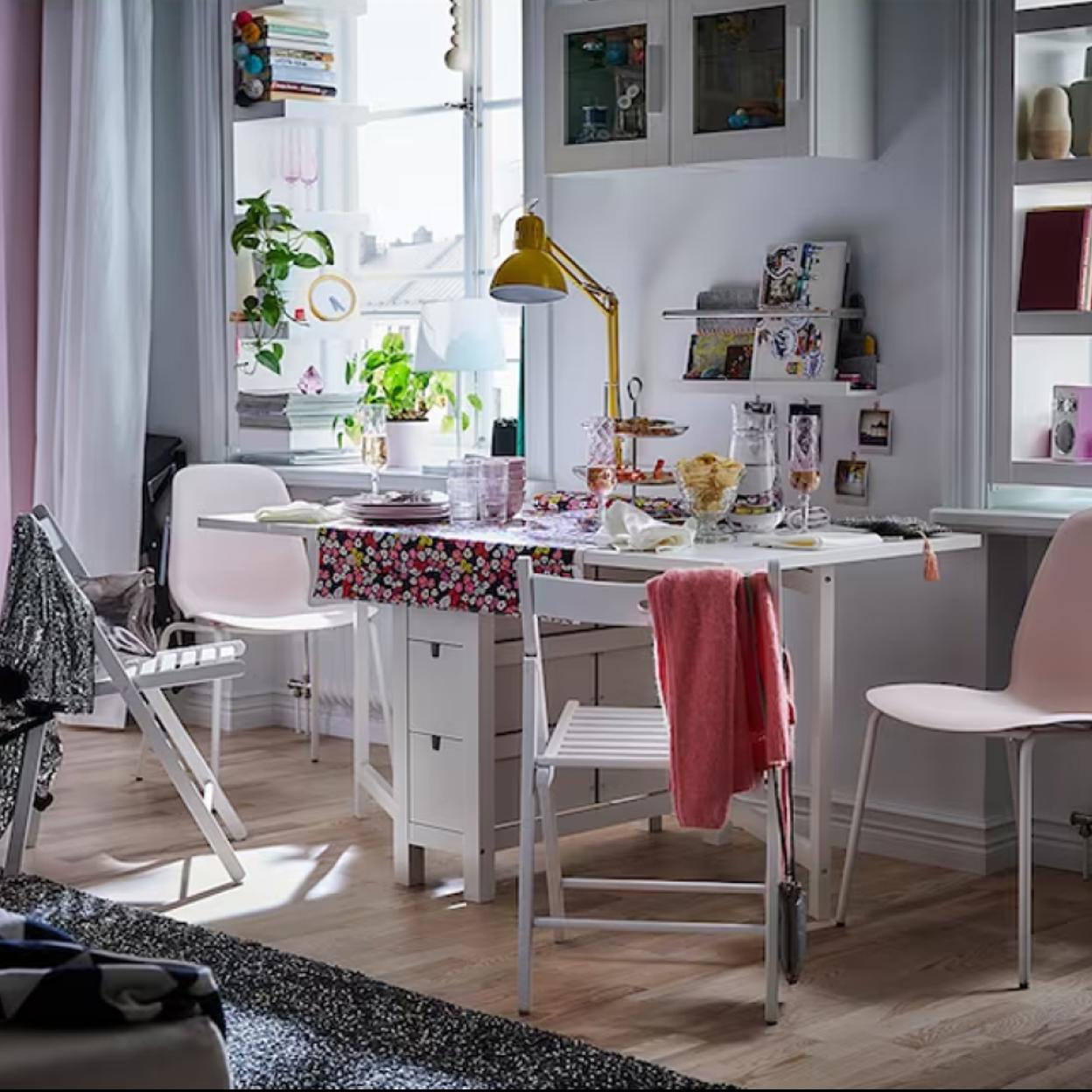 La mesa plegable baratísima de IKEA perfecta para un comedor pequeño