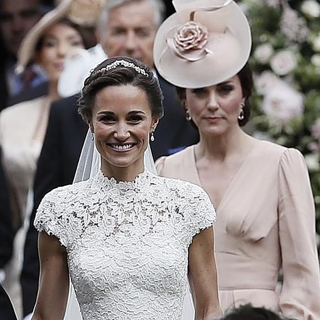 Pippa y Kate Middleton en la boda de la primera con James Matthews. 