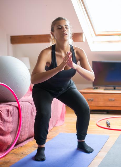 Imagen - Mujer haciendo sentadilas/PEXELS
