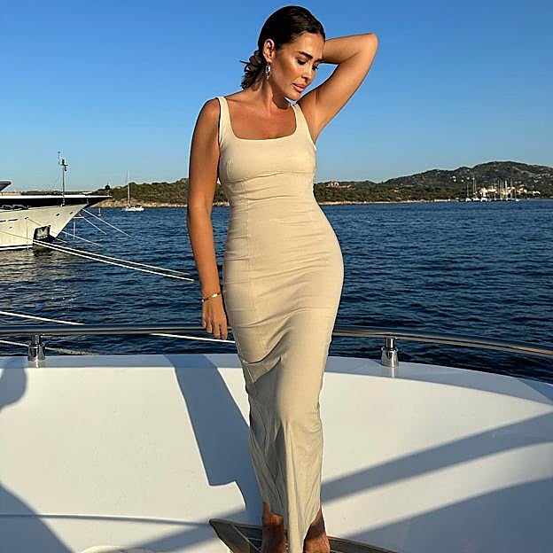 Vicky Martín Berrocal posando en un barco con vestido blanco. 