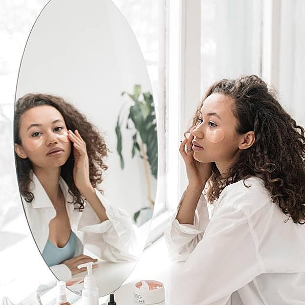 Mujer usando parches de ojos