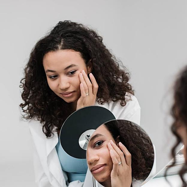 Mujer observando las líneas de expresión de los ojos