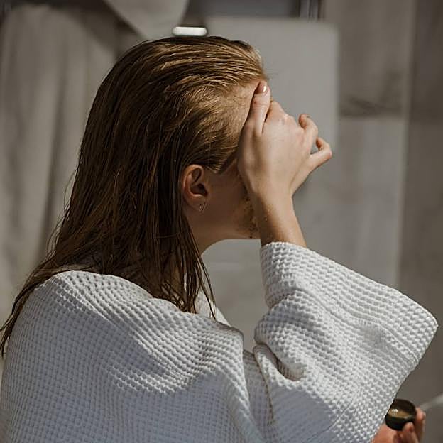 Mujer usando tratamiento para quitar las líneas de expresión de la frente