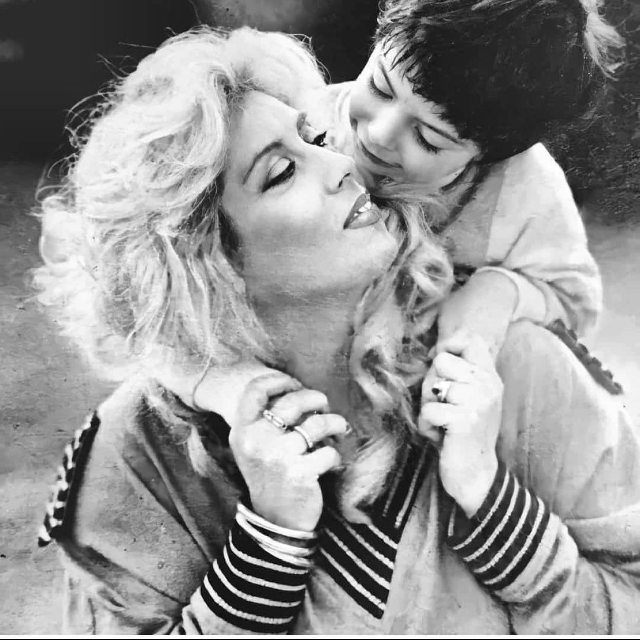 María Jiménez y su hijo Alejandro en una fotografía antigua publicada en sus redes sociales. /