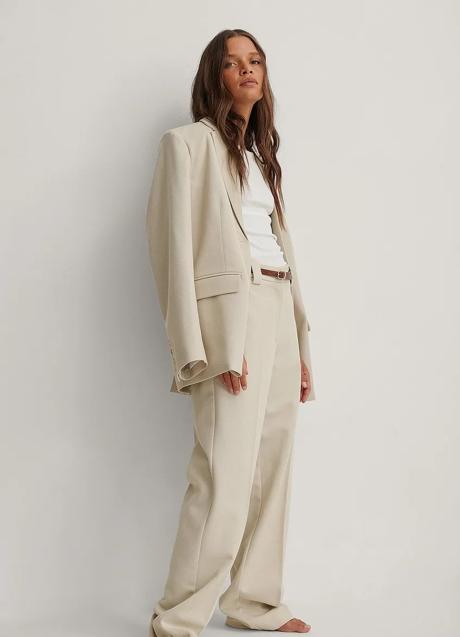 Imagen - Traje marrón clarito de NA-KD, pantalón 54,95 euros y americana 84,95 euros.