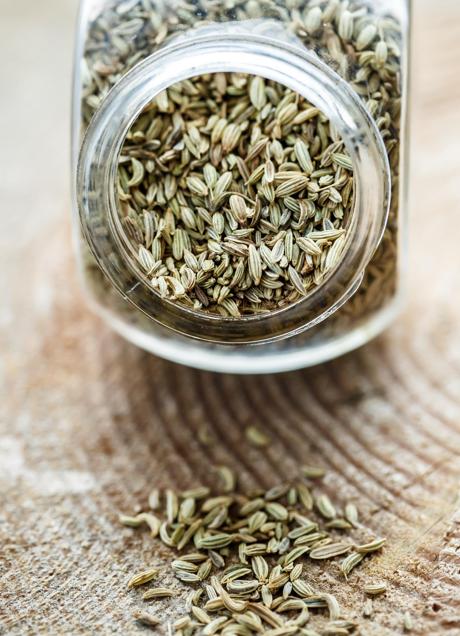 Imagen - Bote de cristal con semillas de hinojo secas. / Imagen de boyarkinamarina en Freepik. 