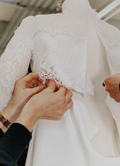 Imagen - Detalle de la confección del vestido, por Chanel.