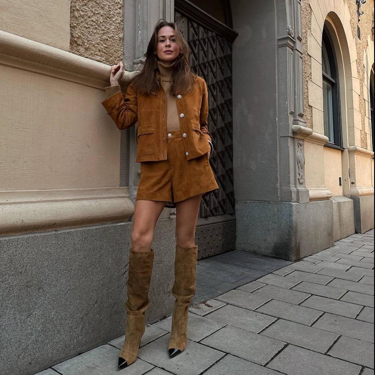 La influencer lleva un look con chaqueta de ante