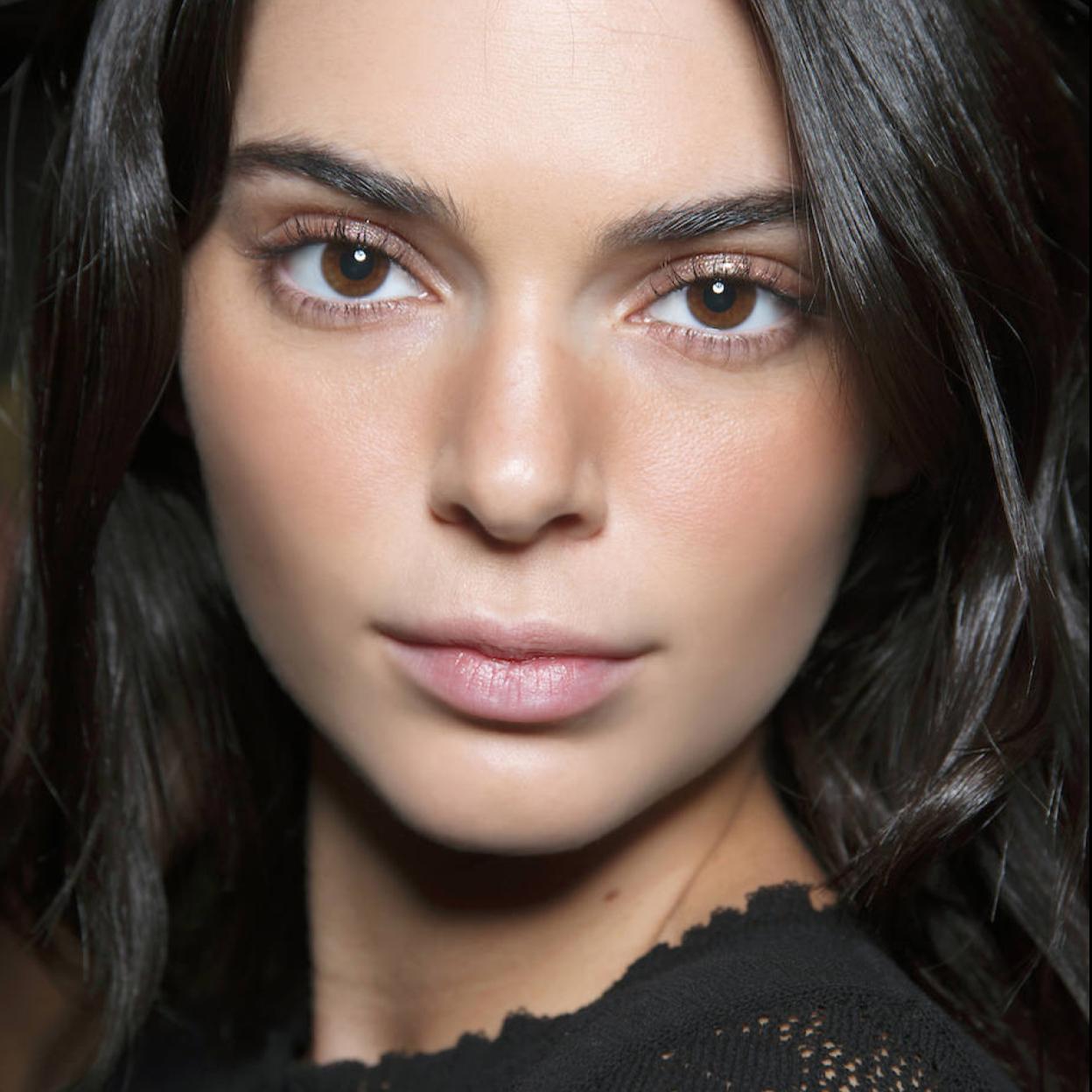 Modelo con piel y ojos limpios sin maquillaje