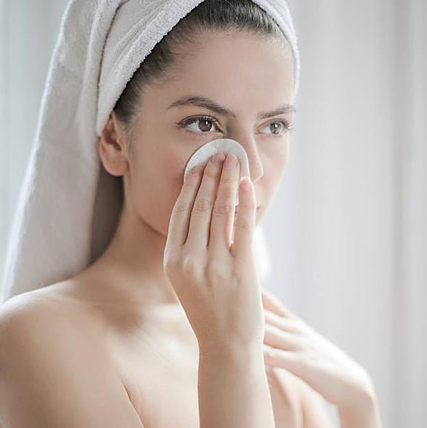 Mujer usando desmaquillante de ojos