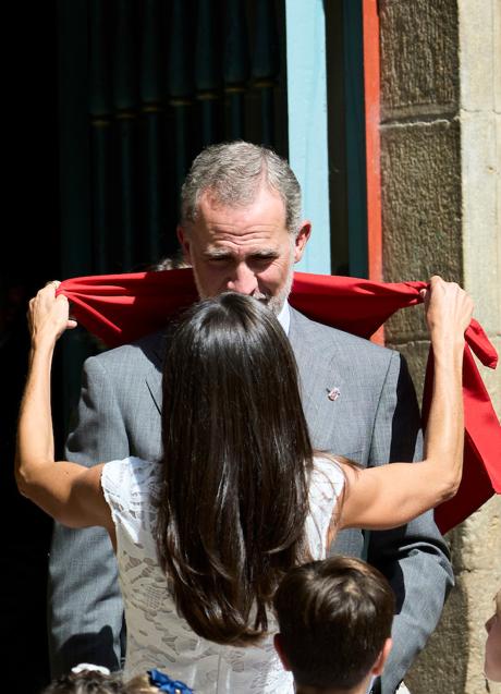Imagen - El momento en el que la reina Letizia le colocó el típico pañuelo rojo al rey Felipe. (FOTO: LIMITED PICTURES)