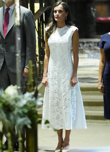 Imagen - el vestido blanco que Letizia lució en la conmemoración del Privilegio de la Unión de Pamplona es de Sfera.