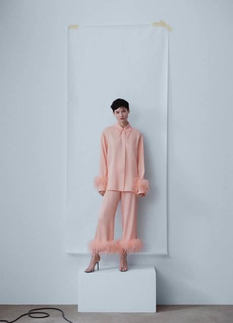 Imagen - Pantalón satinado decorado con plumas