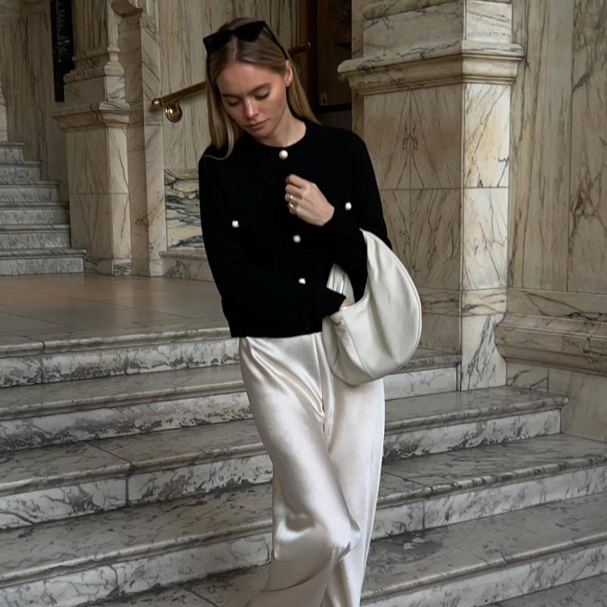 La influencer lleva un look elegante con pantalones satinados