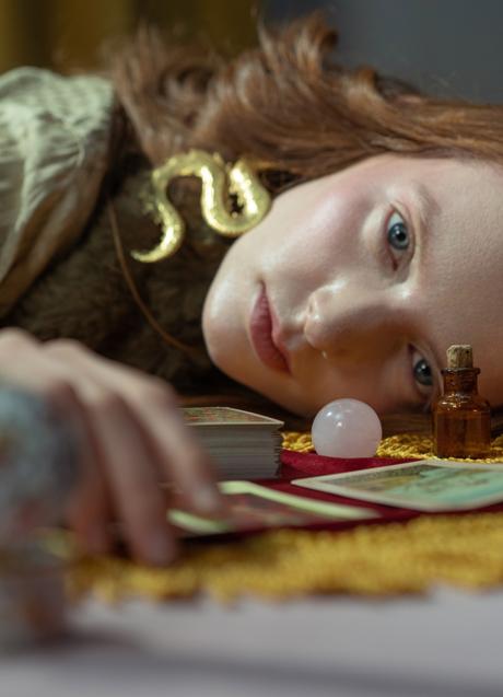 Imagen - Mujer con cartas del Tarot/PEXELS