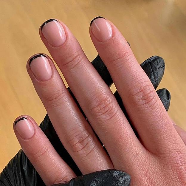 Manicura francesa en negro