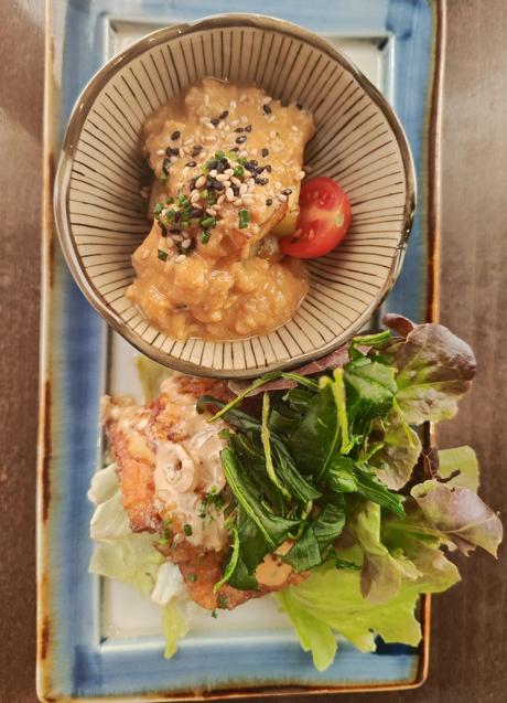 Imagen - La berenjena con soboro y miso y el pollo nanbam con salsa aurora de Tori-Key. / AFL