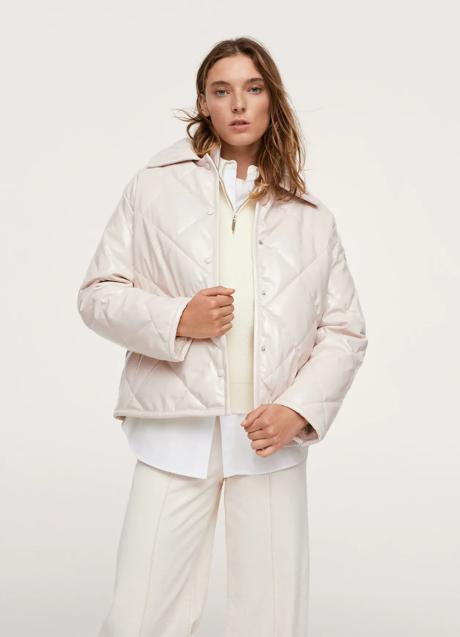 Imagen - Plumífero acolchado con interior de borreguito en color crudo. Foto: Mango Outlet.