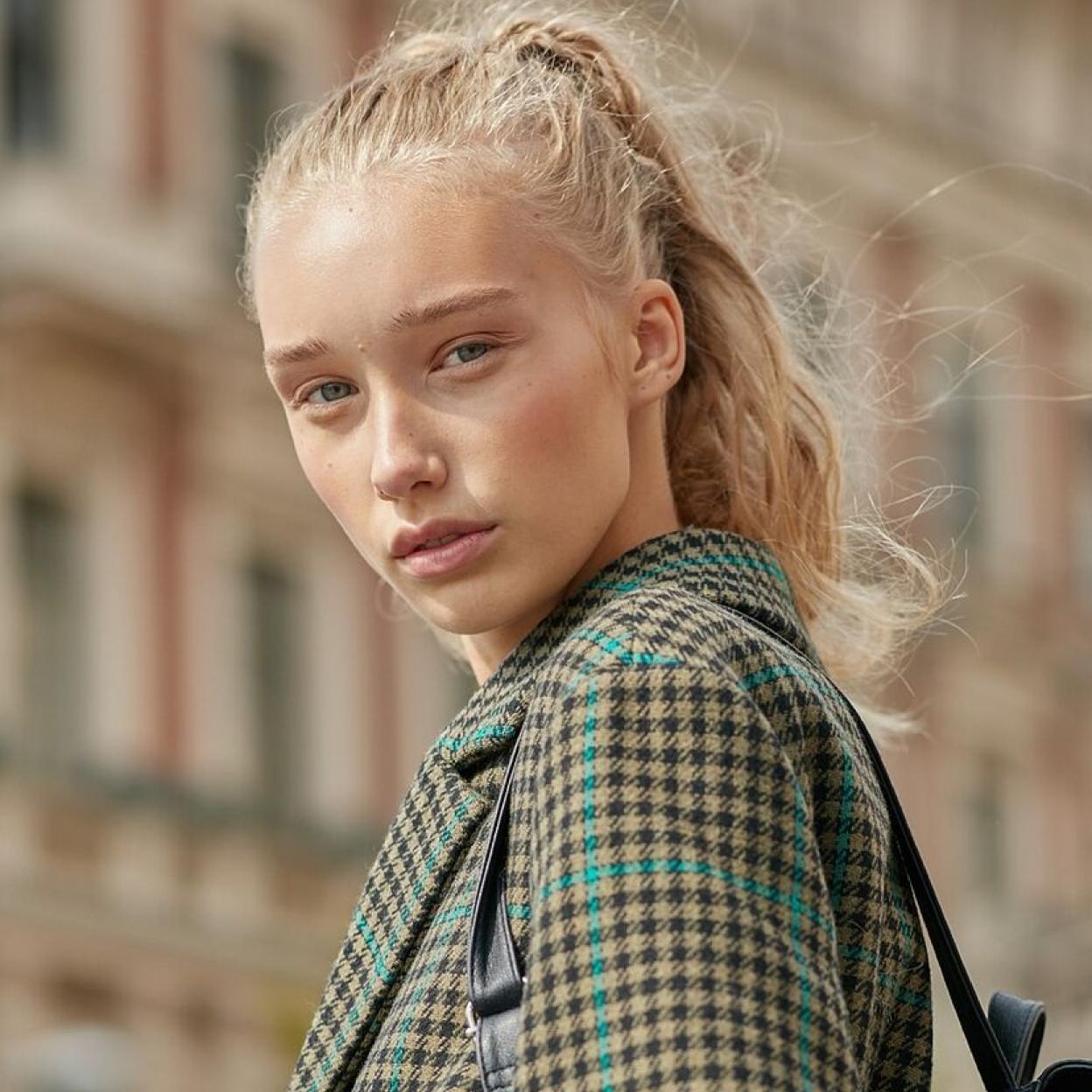 Una mujer con la piel saludable.