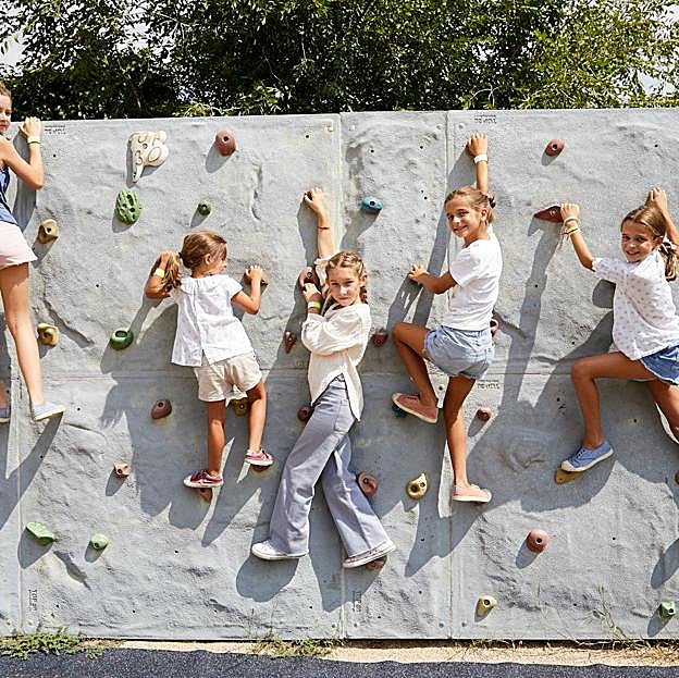 NIñas escalando en Mujerhoy GoFamily