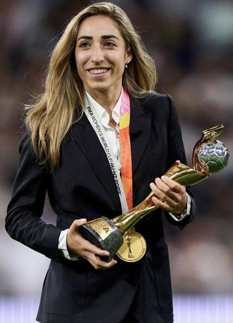 Imagen - Olga Carmona sujeta orgullosa el trofeo que la selección española de fútbol ganó en el Mundial de Australia. (FOTO: INSTAGRAM) 