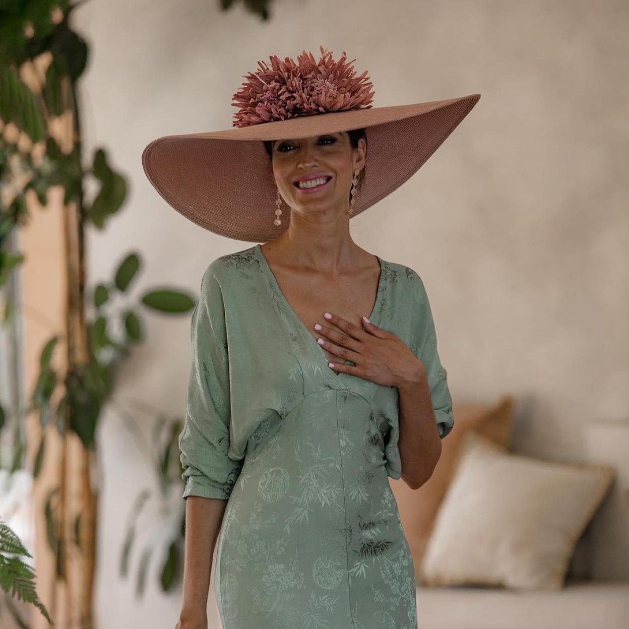 Una invitada a boda con vestido en verde agua.