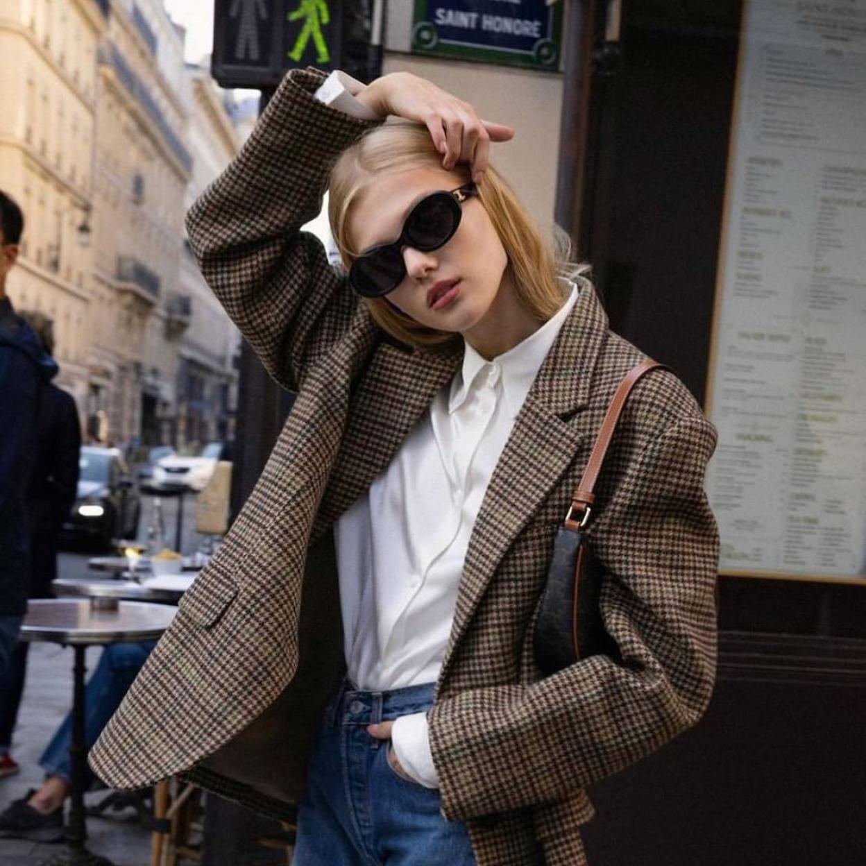 La influencer lleva una blazer de cuadros