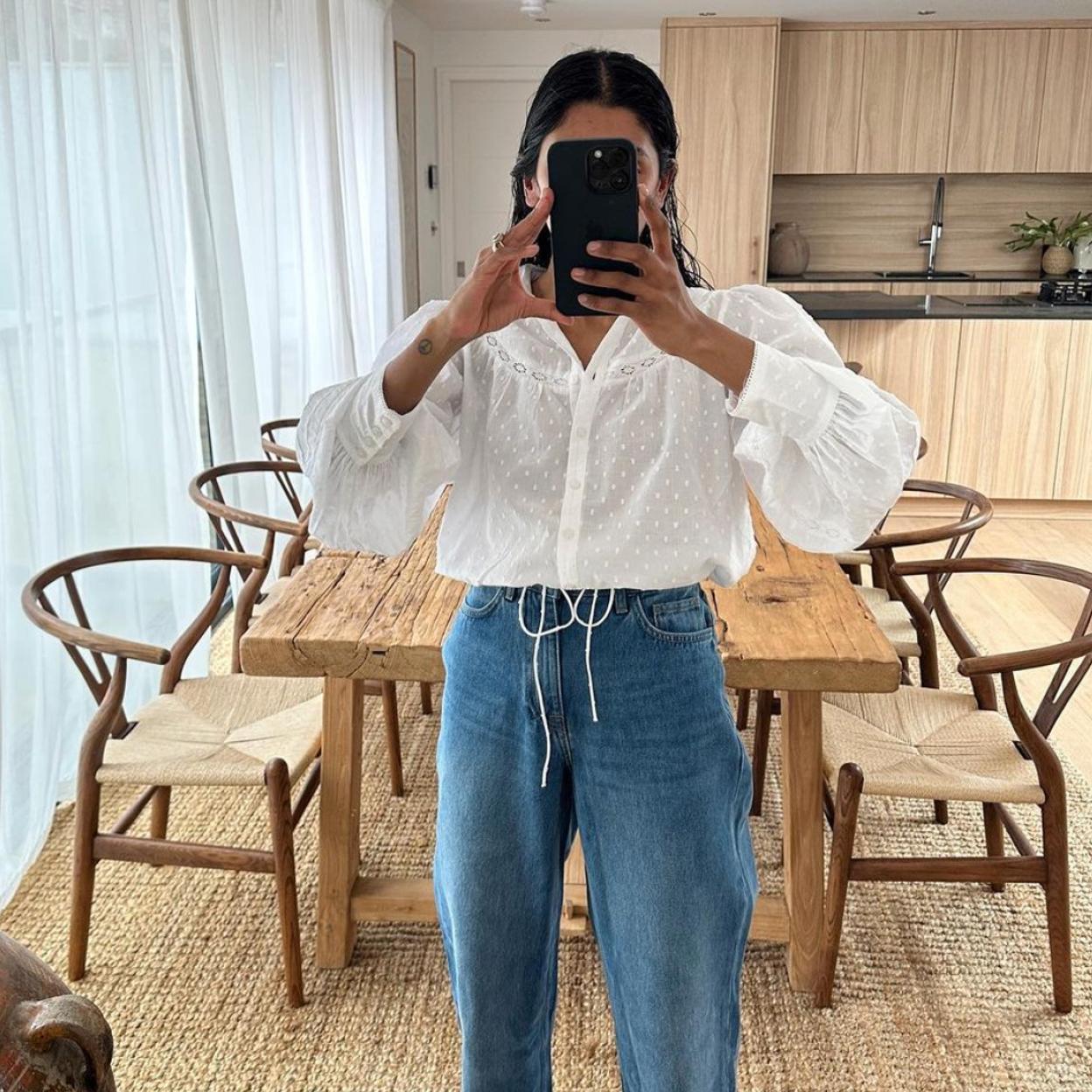 Una influencer con blusa blanca.