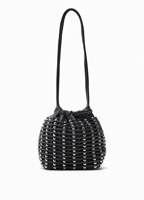 Imagen - Bolso con tachuelas de Zara (29,99 euros)