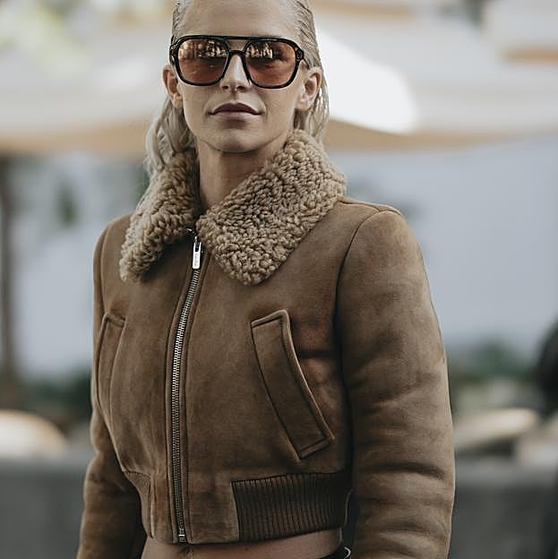 Imagen principal - Los looks del street style de Nueva York con la cazadora con borreguillo.