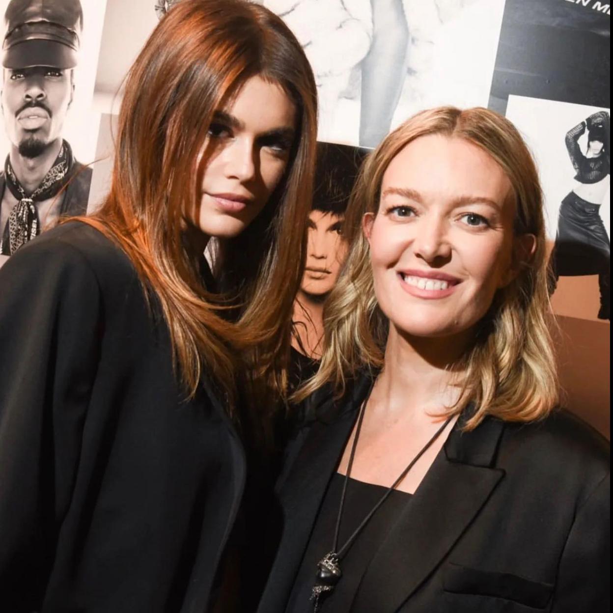 Marta Ortega junto a la modelo Kaia Gerber.