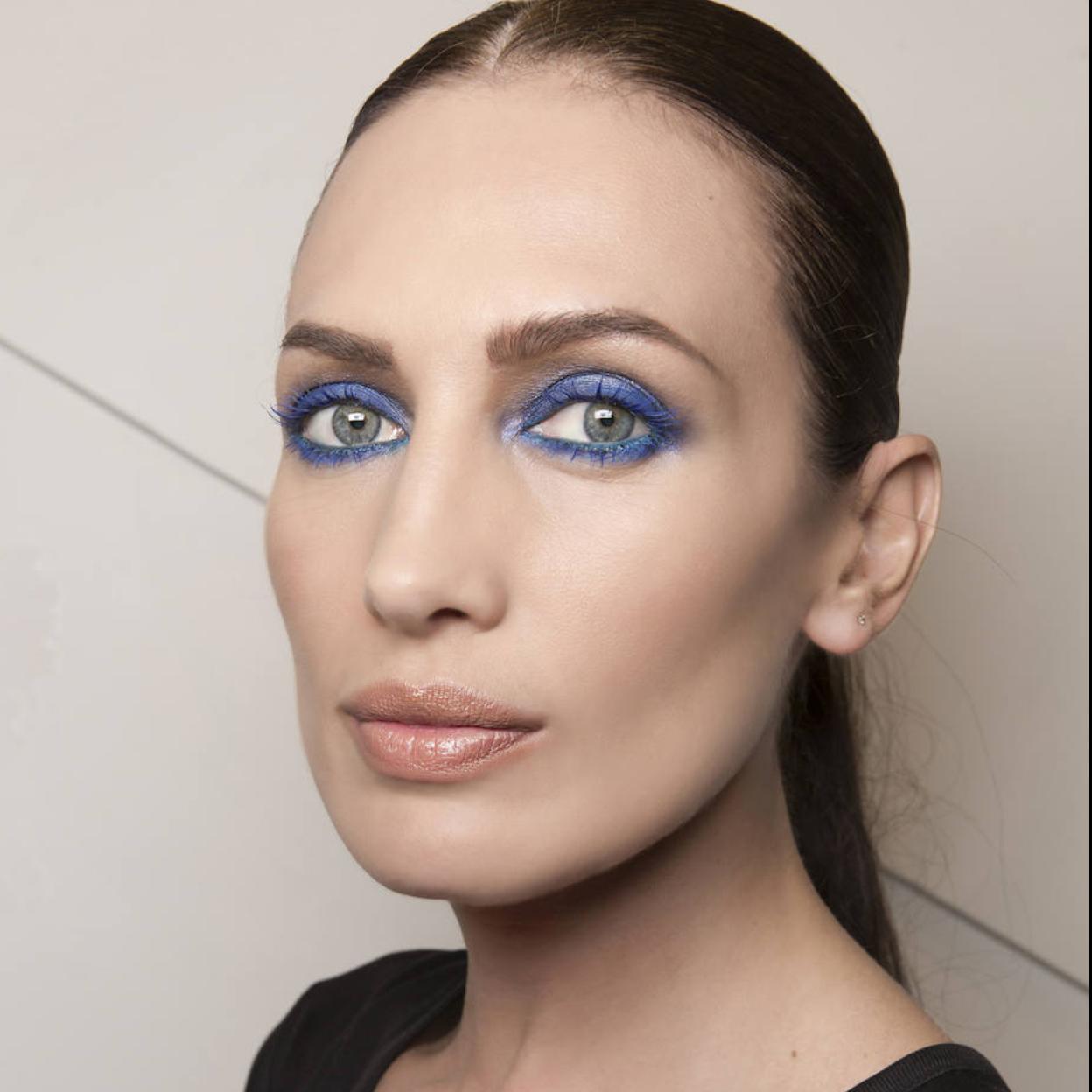 Nieves Álvarez con máscara de pestañas azul que rejuvenece la mirada