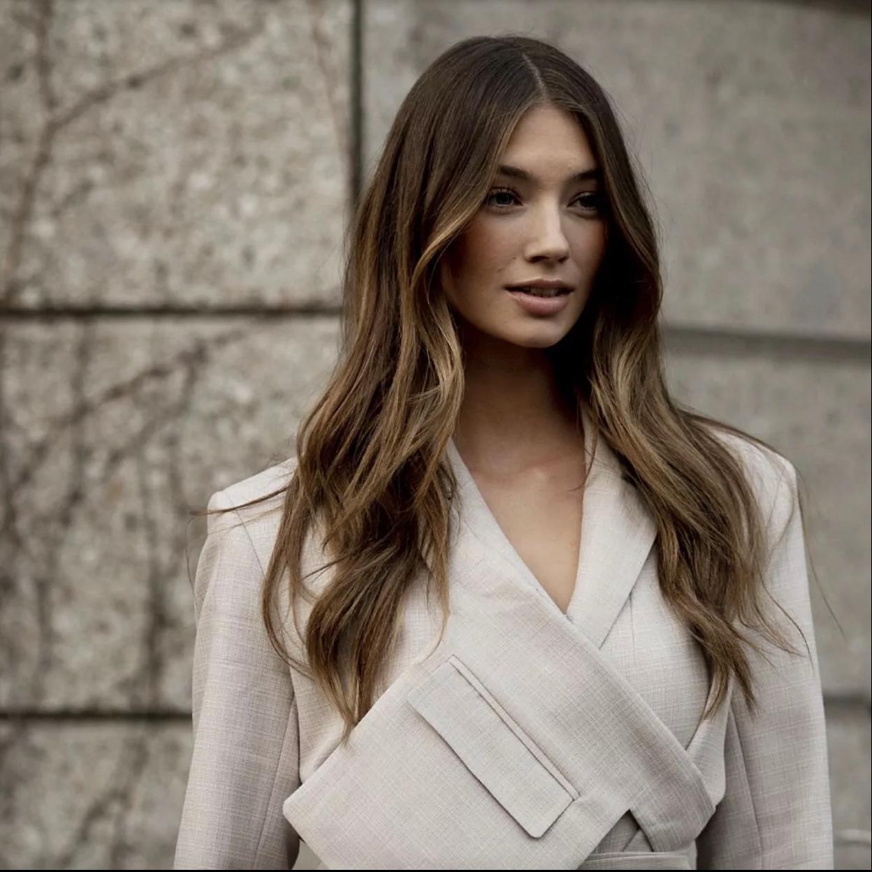 Una modelo con pelo largo.